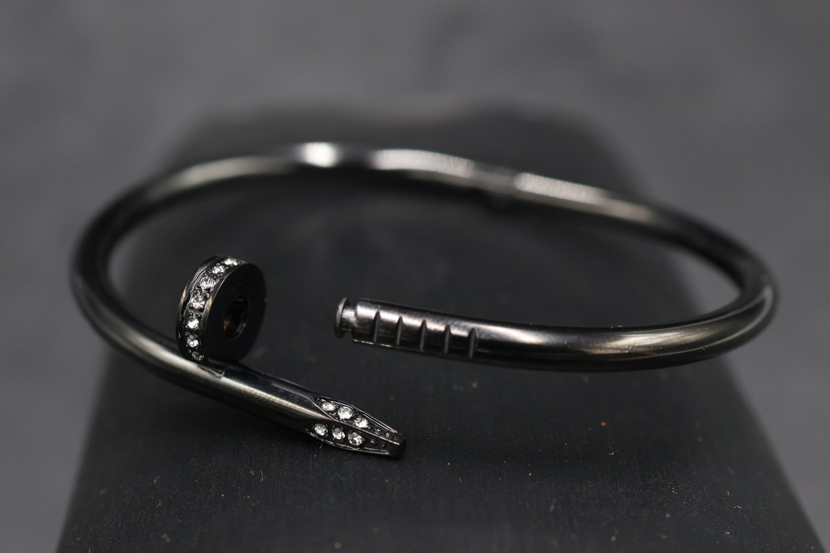 Pulsera Brazalete Clavo Drill - Negro Zirconias.