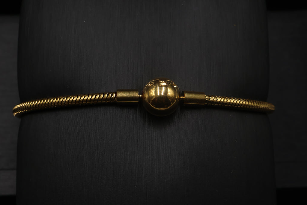 Pulsera dorada tipo Pandora 7.