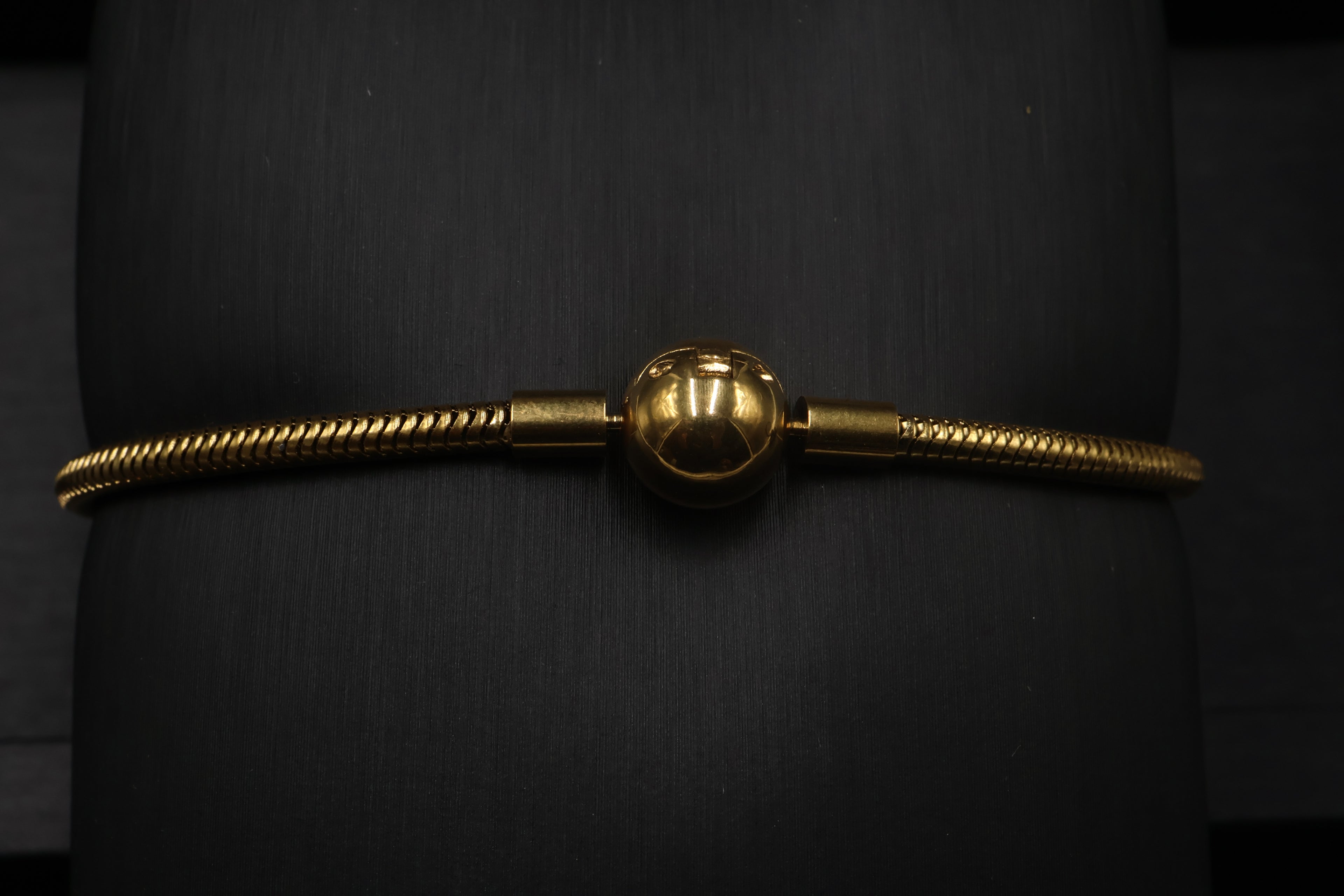 Pulsera dorada tipo Pandora 7.