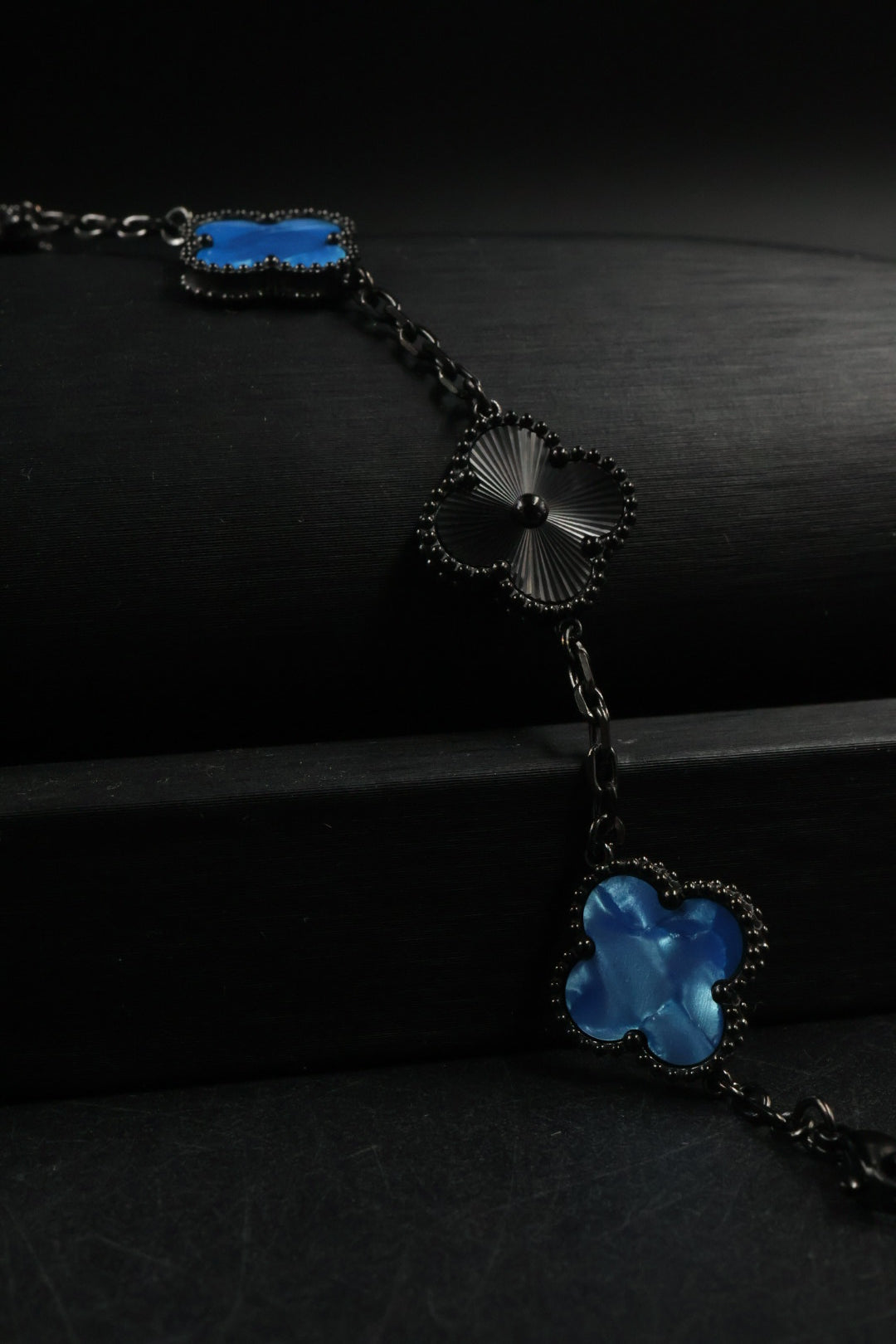 Pulsera Trébol Azul Rey Mármol- Láser Negro.