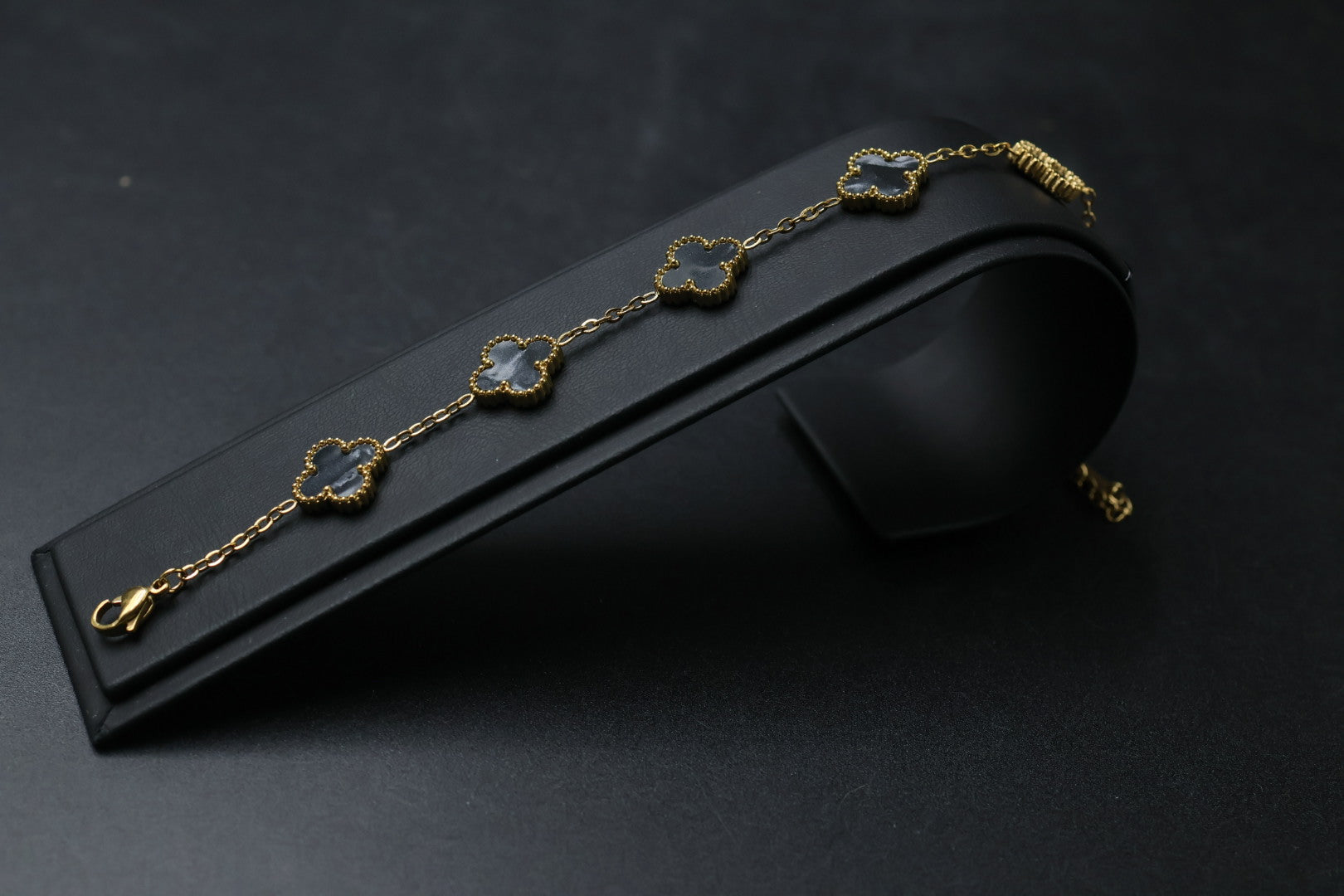Pulsera Dorada Trébol 13 mm Mármol - Negro.