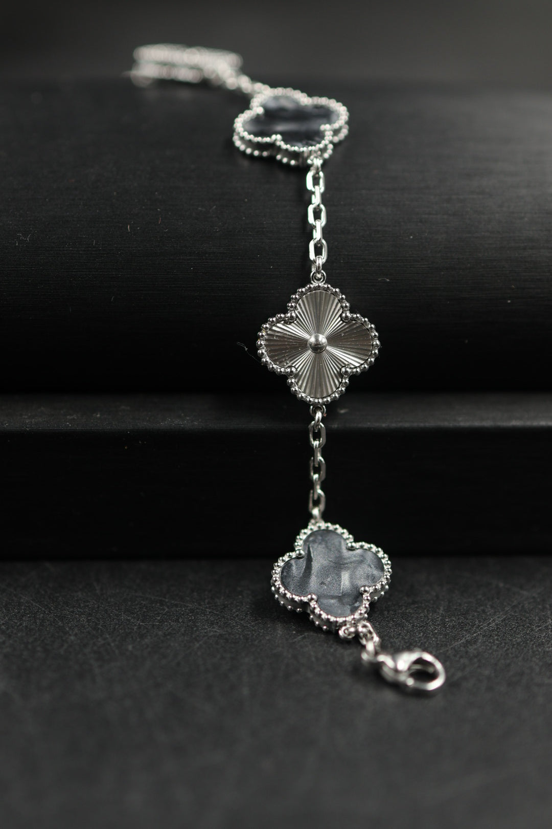 Pulsera Trébol Negro Mármol- Láser Plateado.
