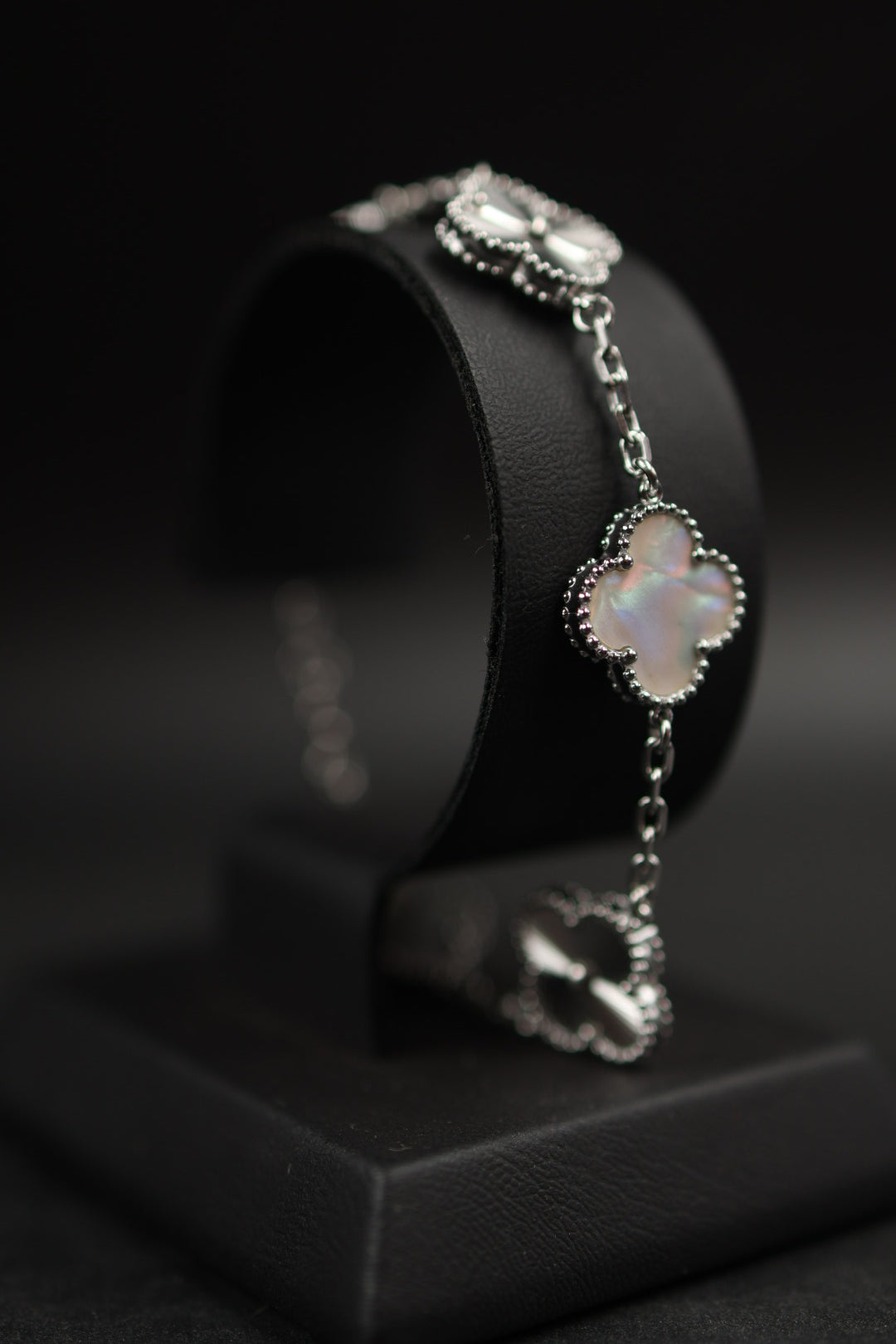 Pulsera Trébol Blanco Tornasol - Láser Plateado.