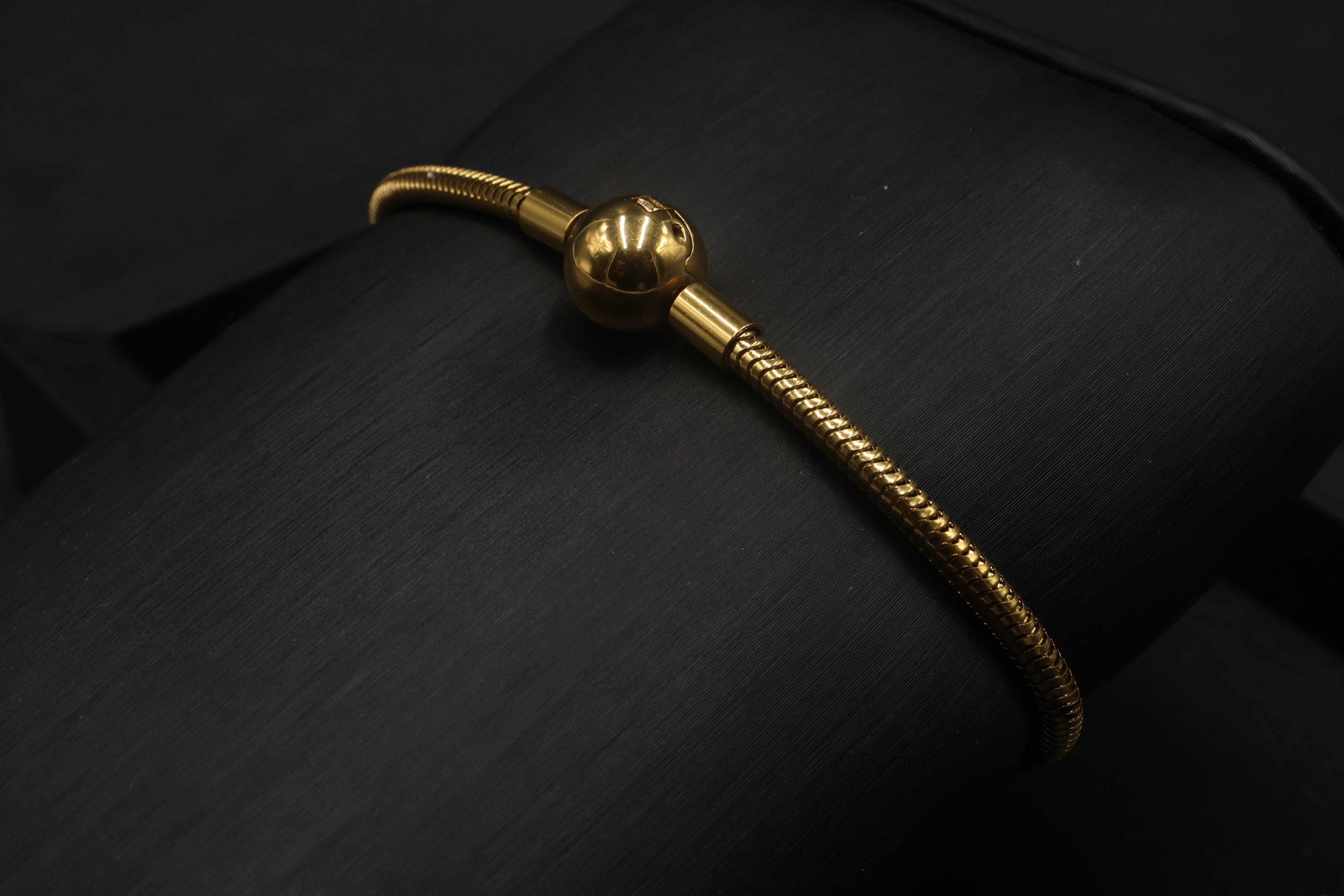 Pulsera dorada tipo Pandora 7.