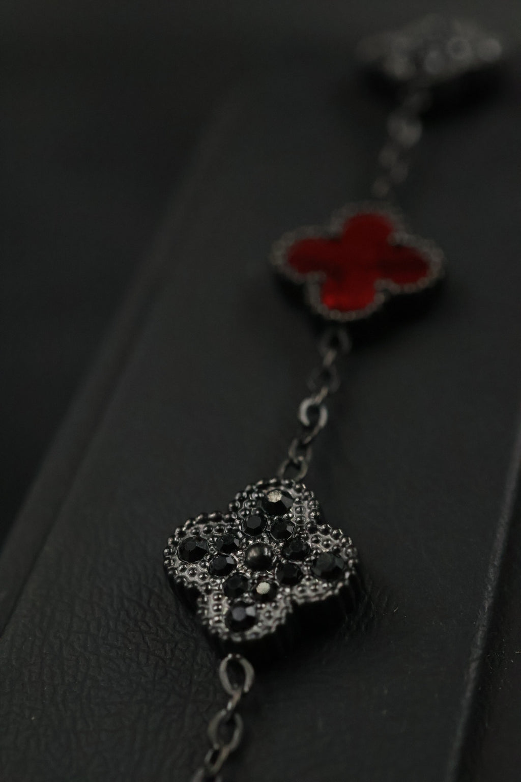 Pulsera Trébol Rojo Mármol- Zirconias Negras.