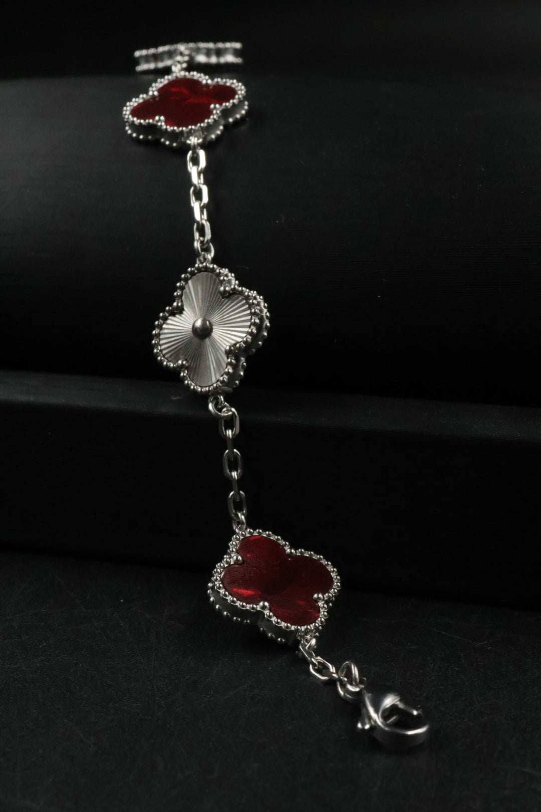 Pulsera Trébol Rojo Mármol- Láser Plateado.