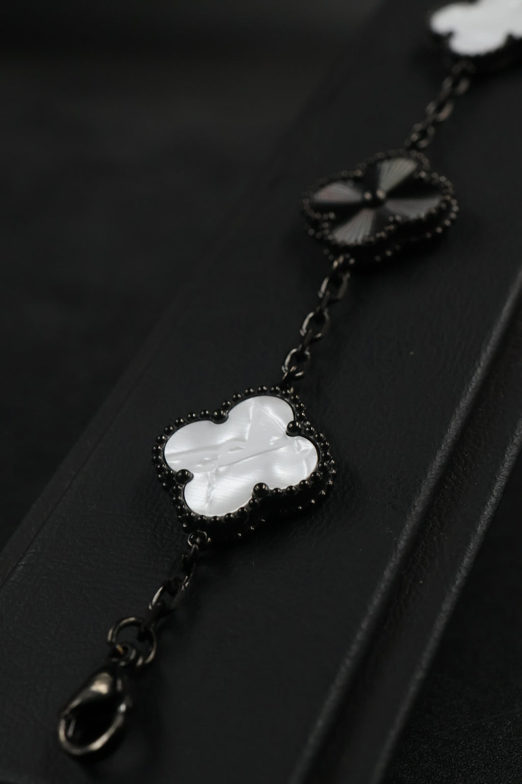 Pulsera Trébol Blanco Nácar - Láser Negro.