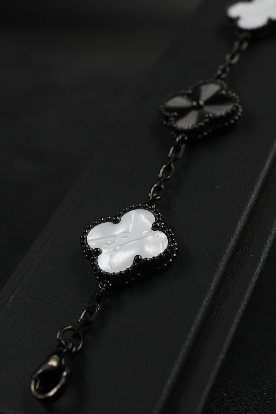 Pulsera Trébol Blanco Nácar - Láser Negro.