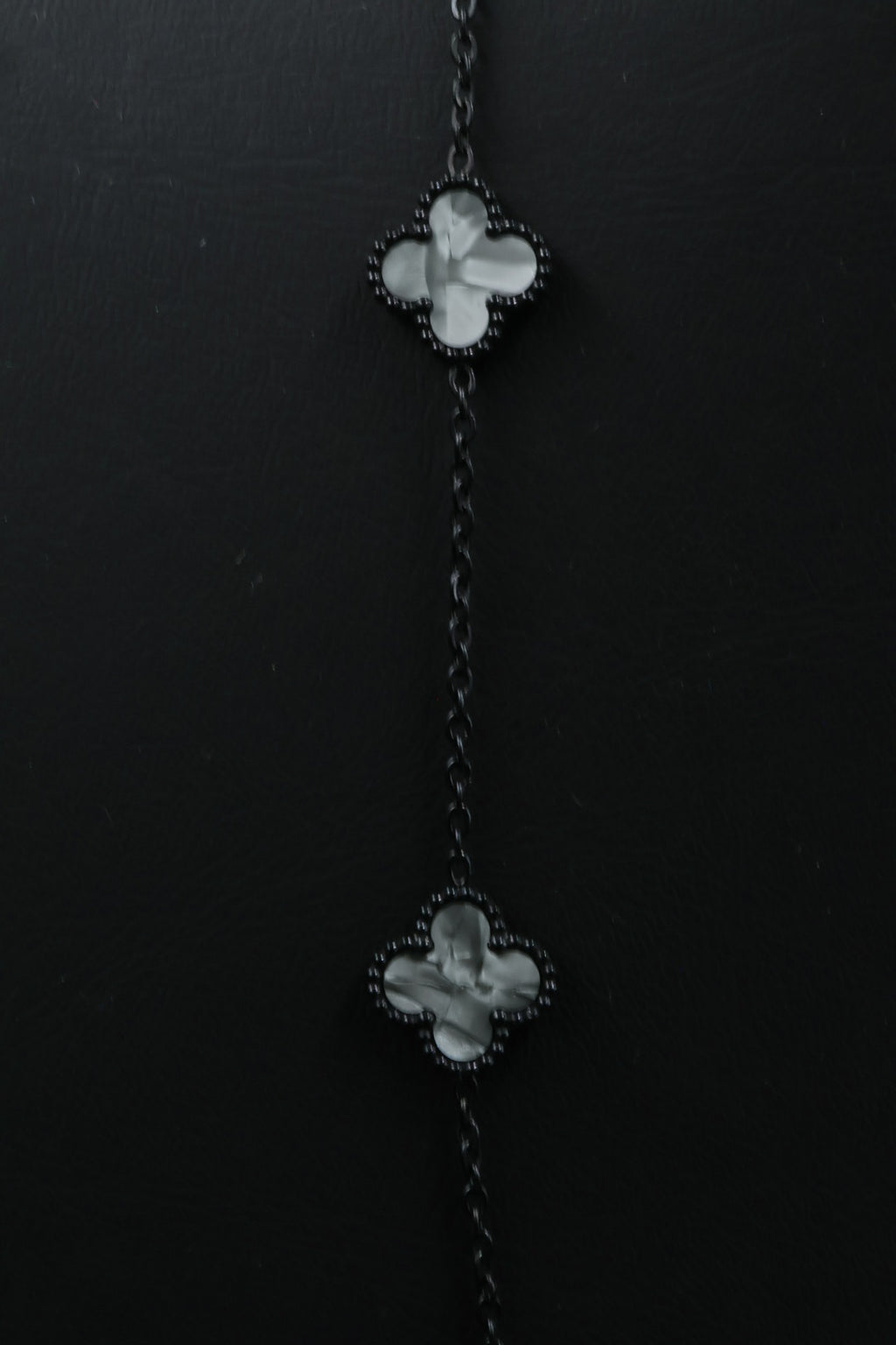 Collar Trébol 13 mm Gris Marmolado. - Negro.