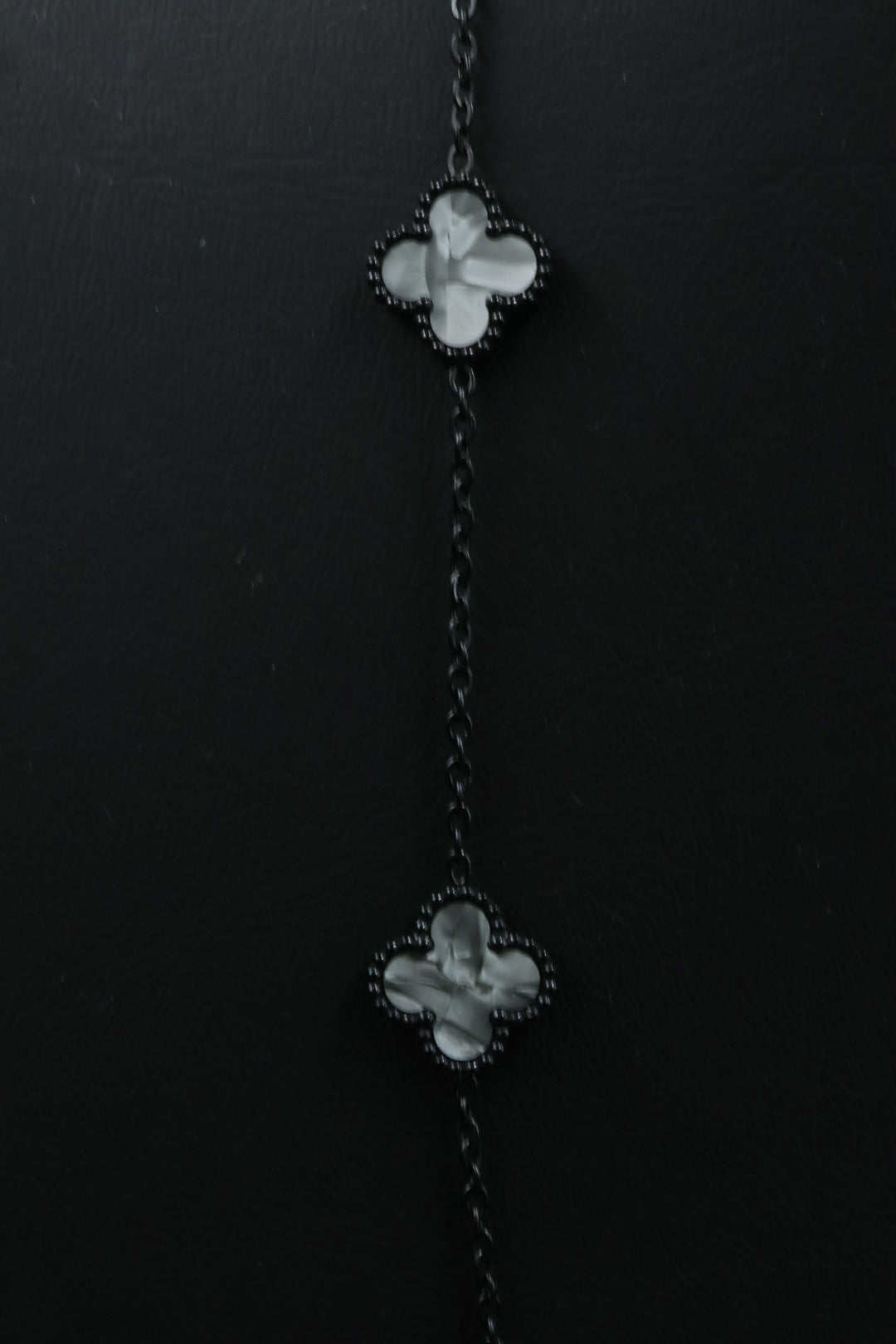 Collar Trébol 13 mm Gris Marmolado. - Negro.