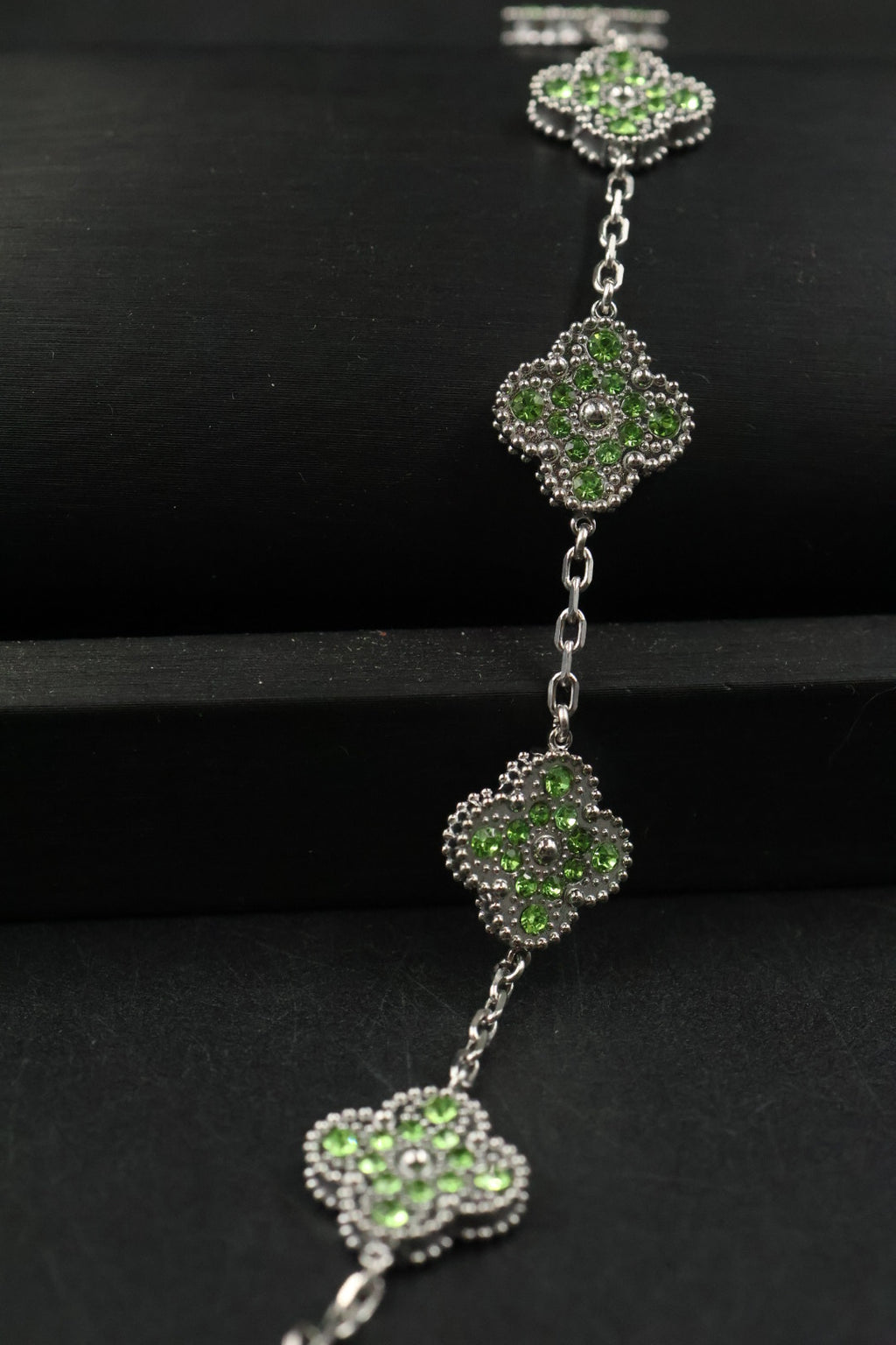 Pulsera Trébol Plateado - Zirconias Verdes.