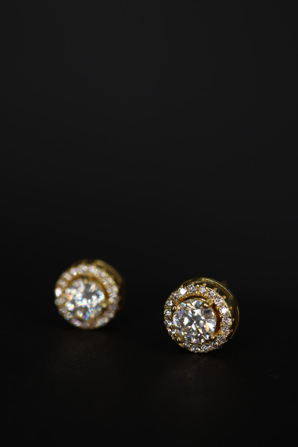 Aretes Circle Plata .925 Baño de Oro - Moissanita Blue 0.5 ct.