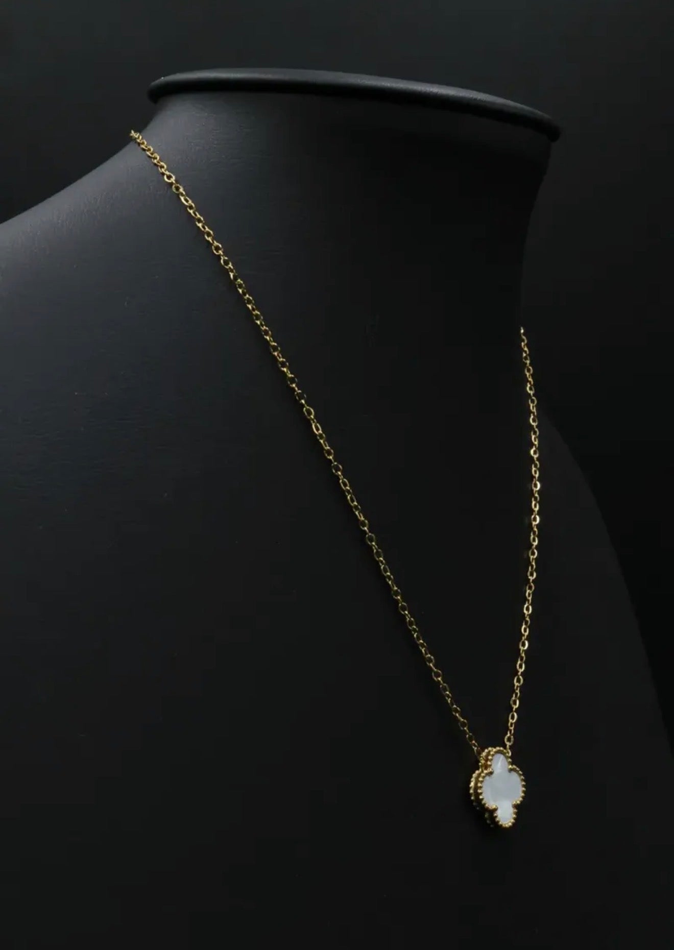 Collar 1 trébol - Dorado / Blanco.