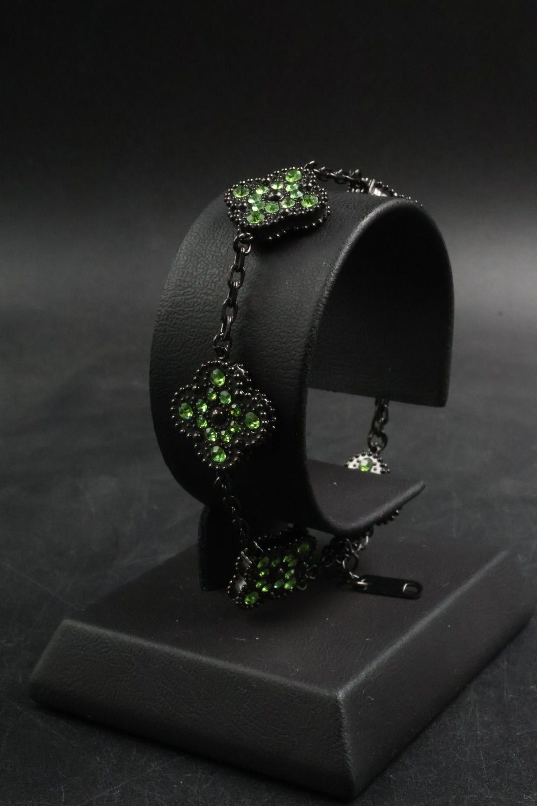 Pulsera Trébol Negro - Zirconias Verdes.