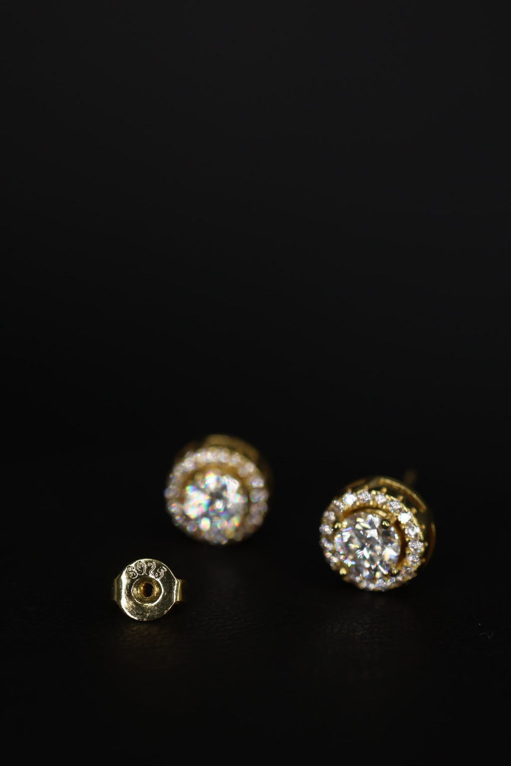 Aretes Circle Plata .925 Baño de Oro - Moissanita Blue 0.5 ct.