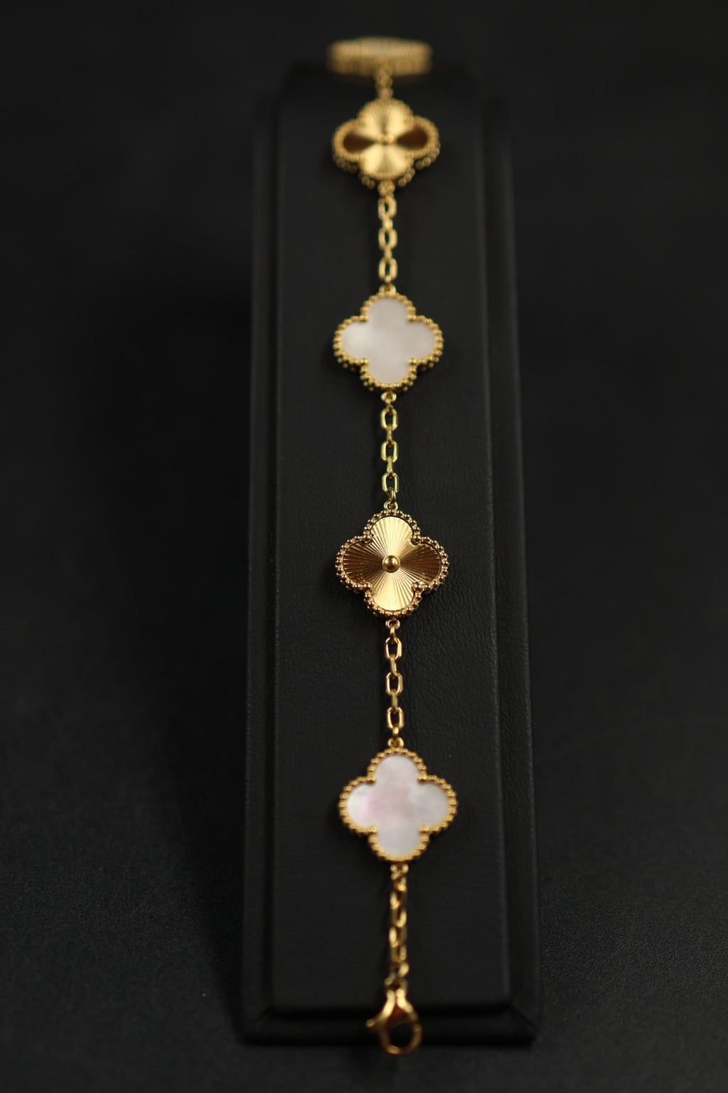 Pulsera Trébol Blanco Tornasol - Láser Dorado.