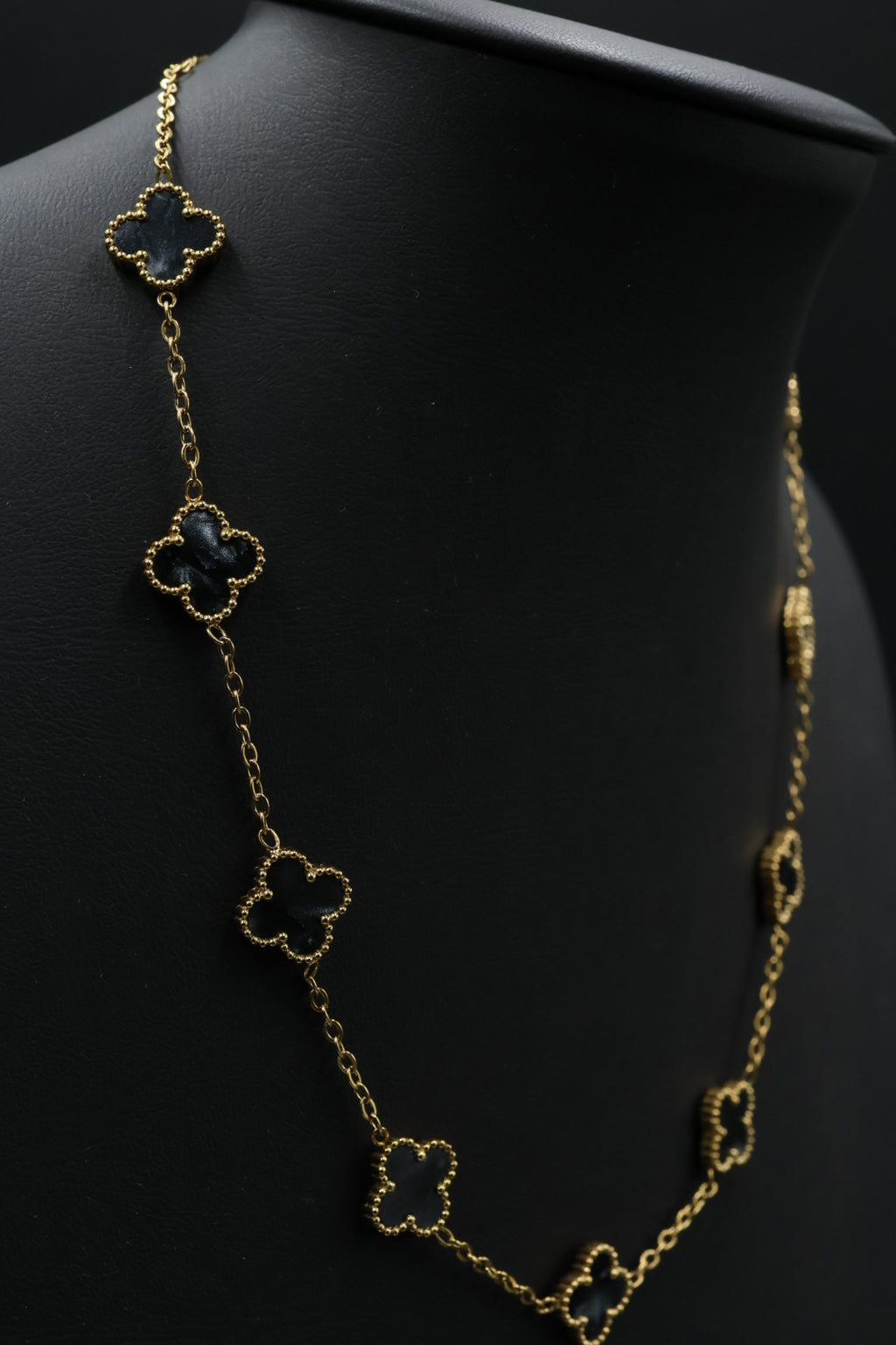 Collar Trébol 13 mm Negro Marmolado. - Dorado.