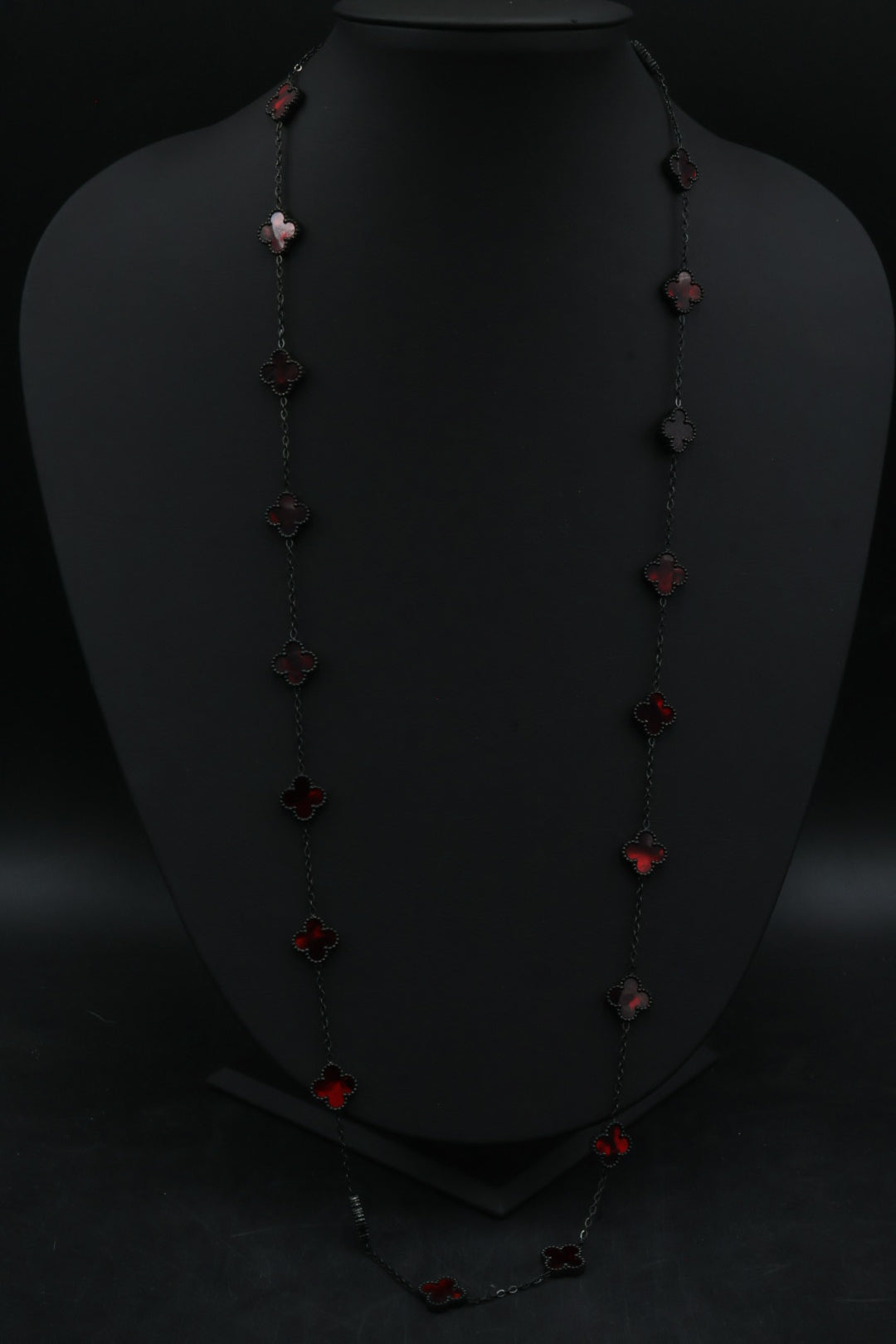 Collar Largo Trébol 13 mm Rojo Marmolado. - Negro.