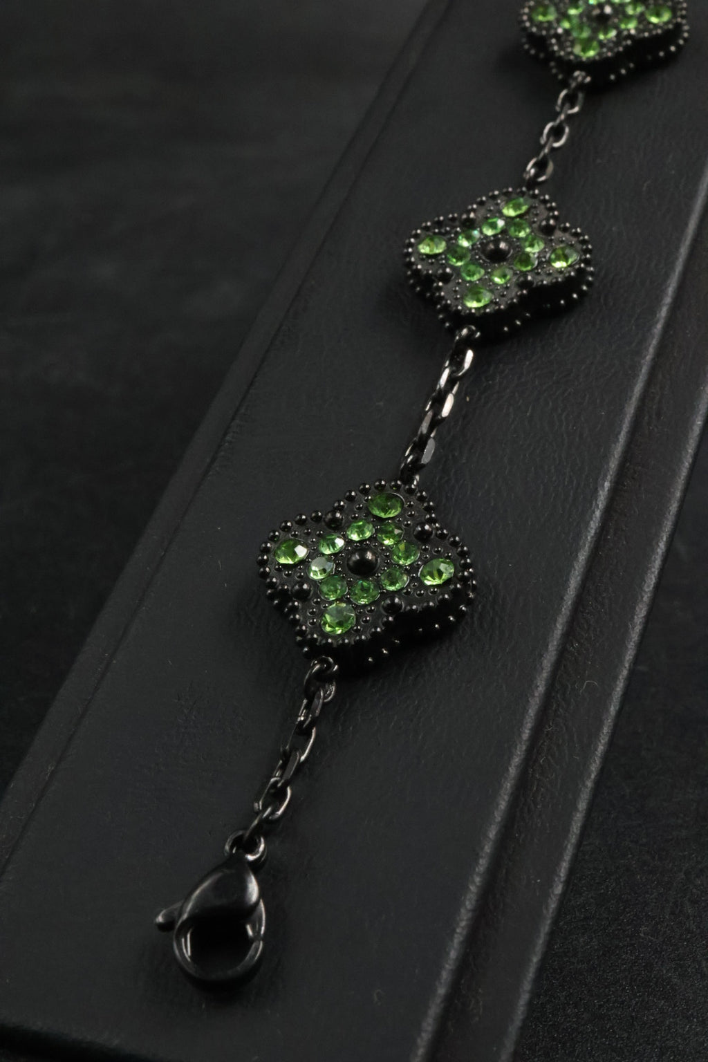 Pulsera Trébol Negro - Zirconias Verdes.