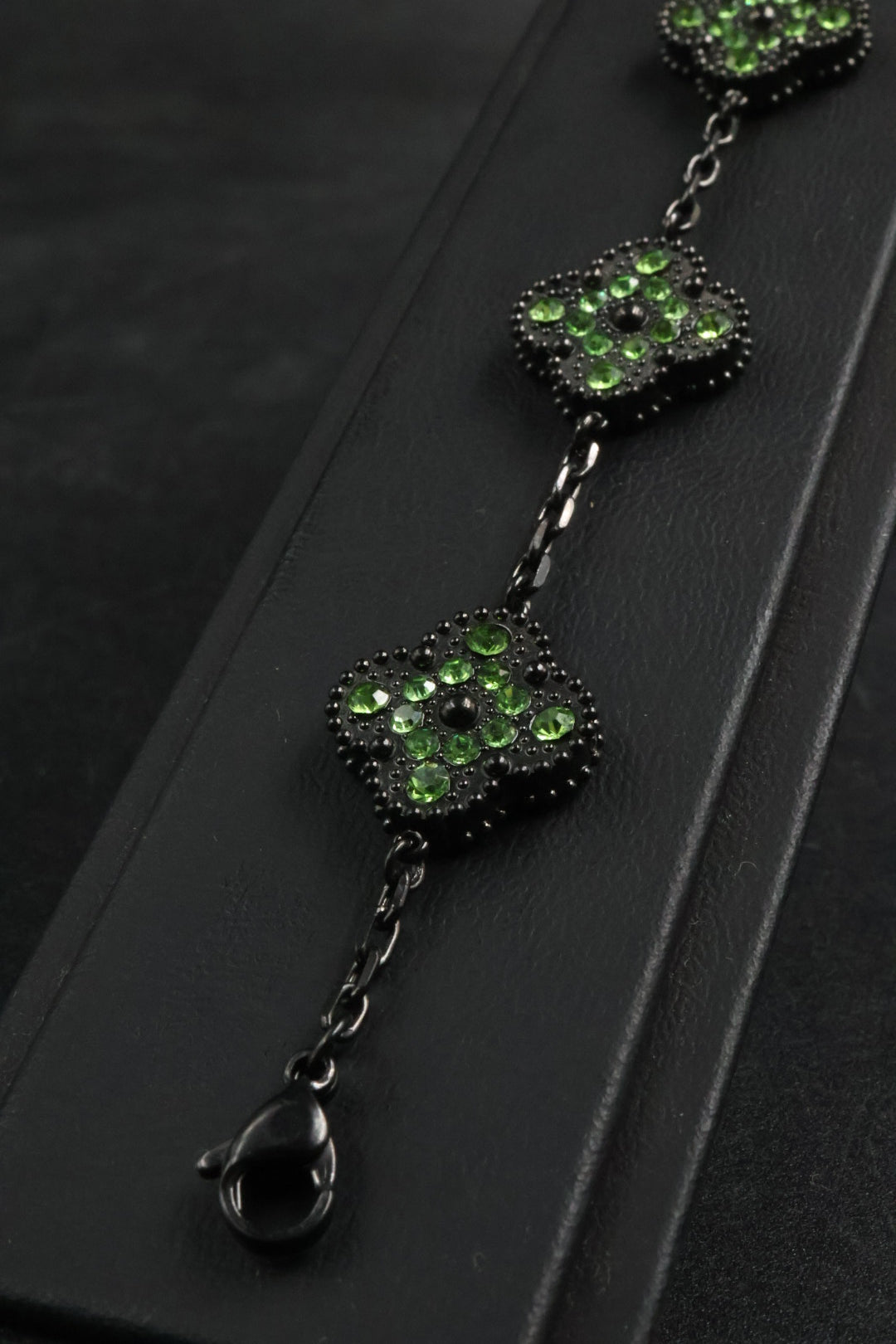Pulsera Trébol Negro - Zirconias Verdes.