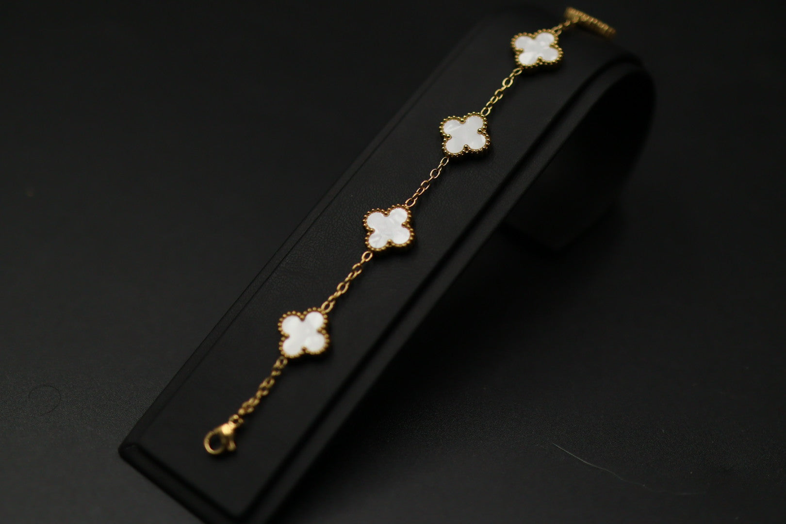 Pulsera Trébol 13 mm Liso Dorado - Blanco.