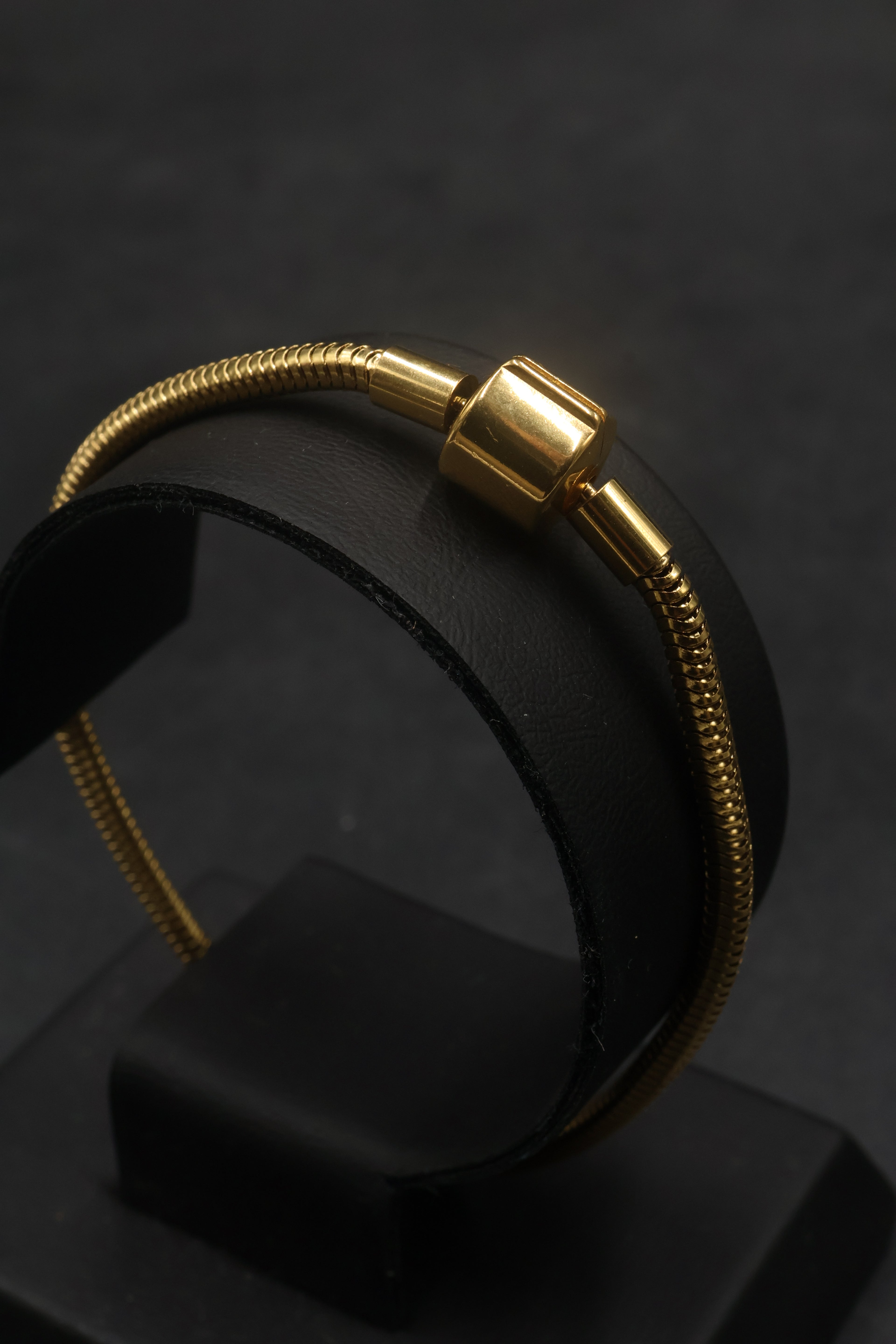 Pulsera dorada tipo Pandora 2.