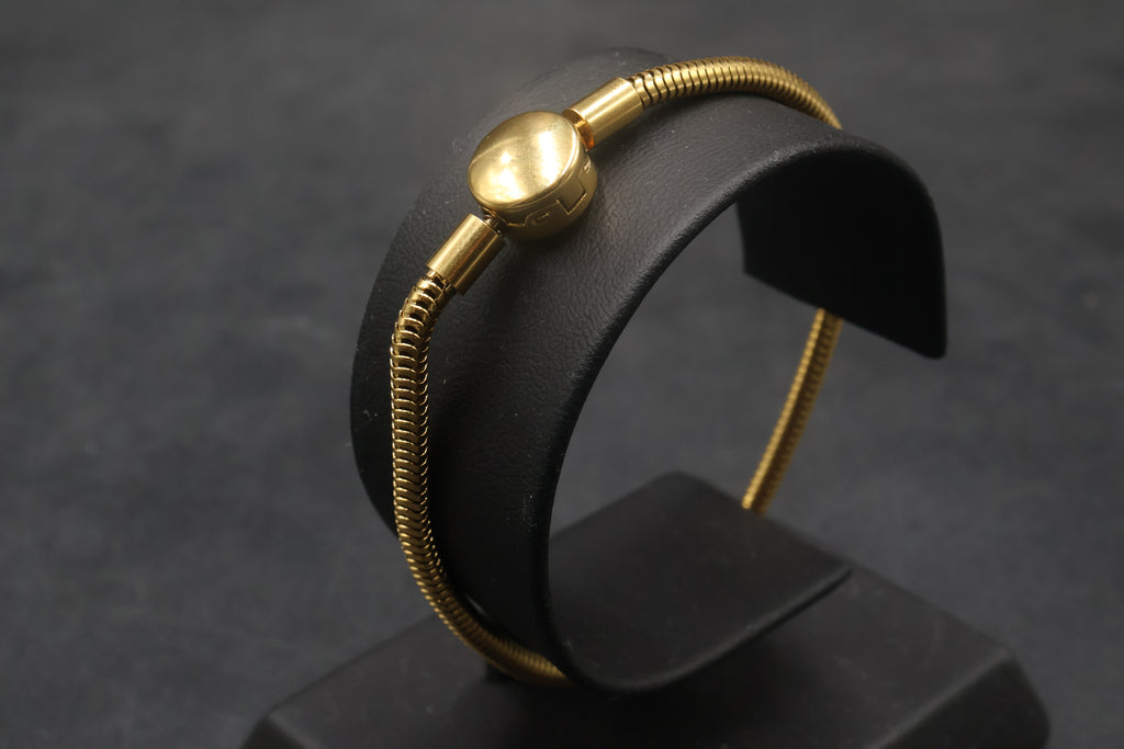 Pulsera dorada tipo Pandora 5.