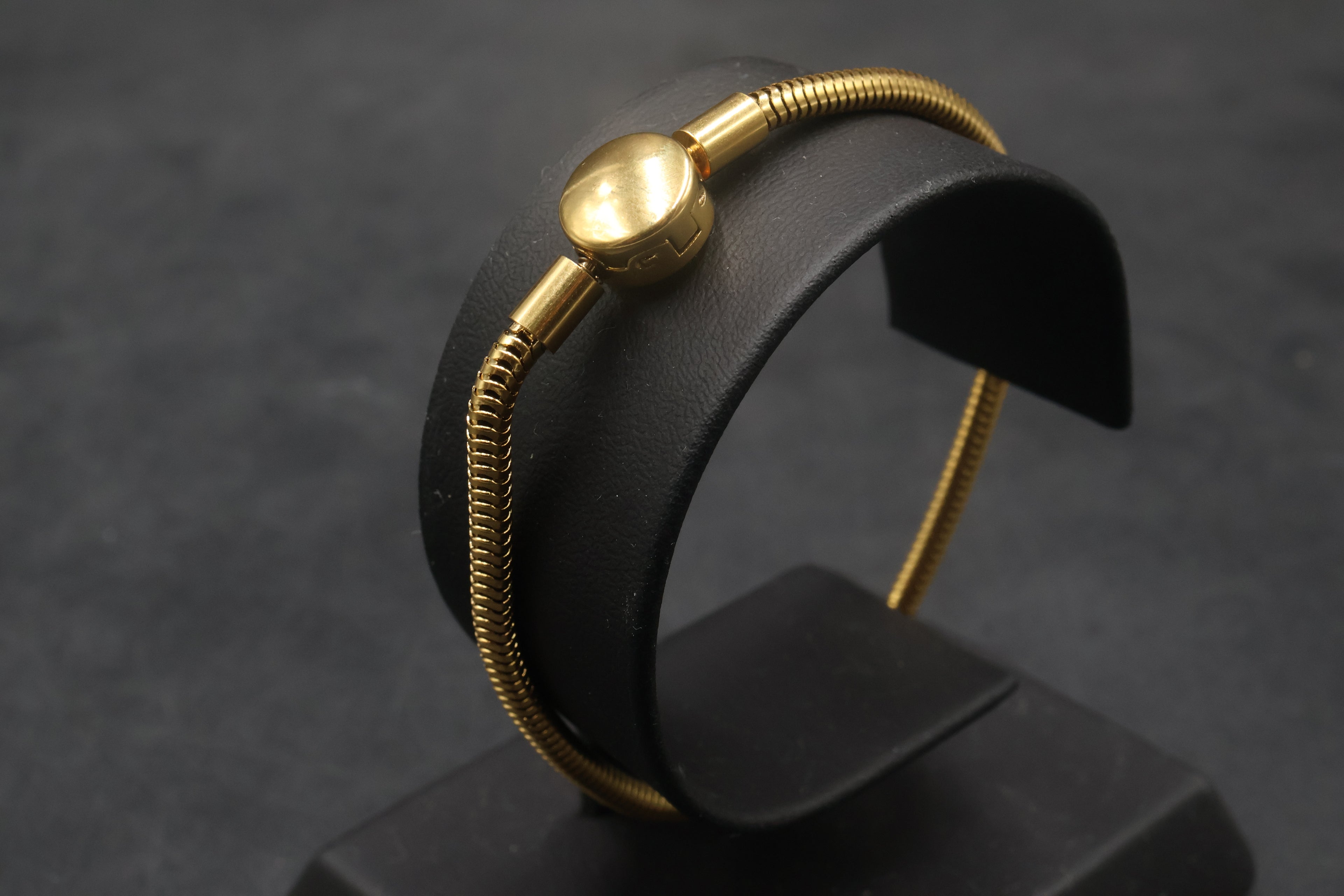 Pulsera dorada tipo Pandora 5.