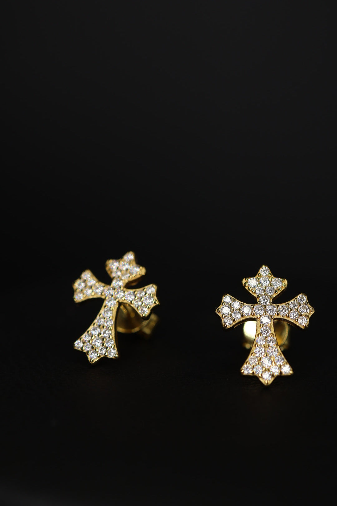 Aretes Cross Plata .925 Baño de Oro - Moissanita D 0.008 ct.