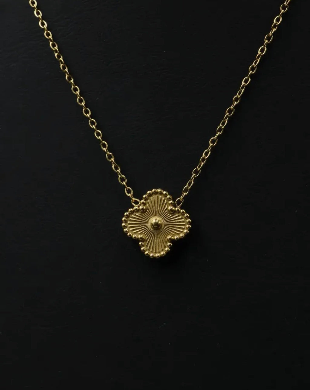 Collar 1 trébol - Dorado Láser.