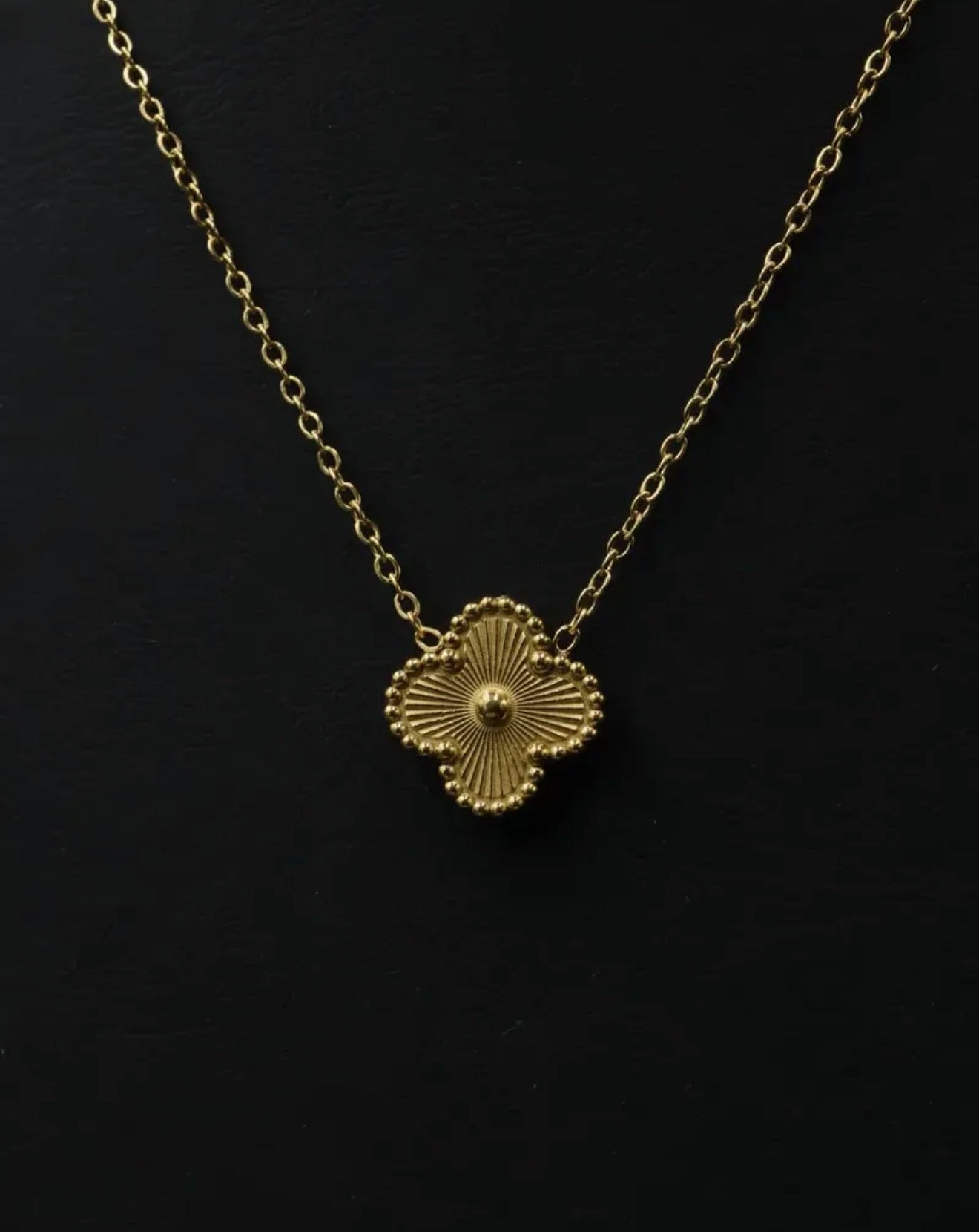 Collar 1 trébol - Dorado Láser.