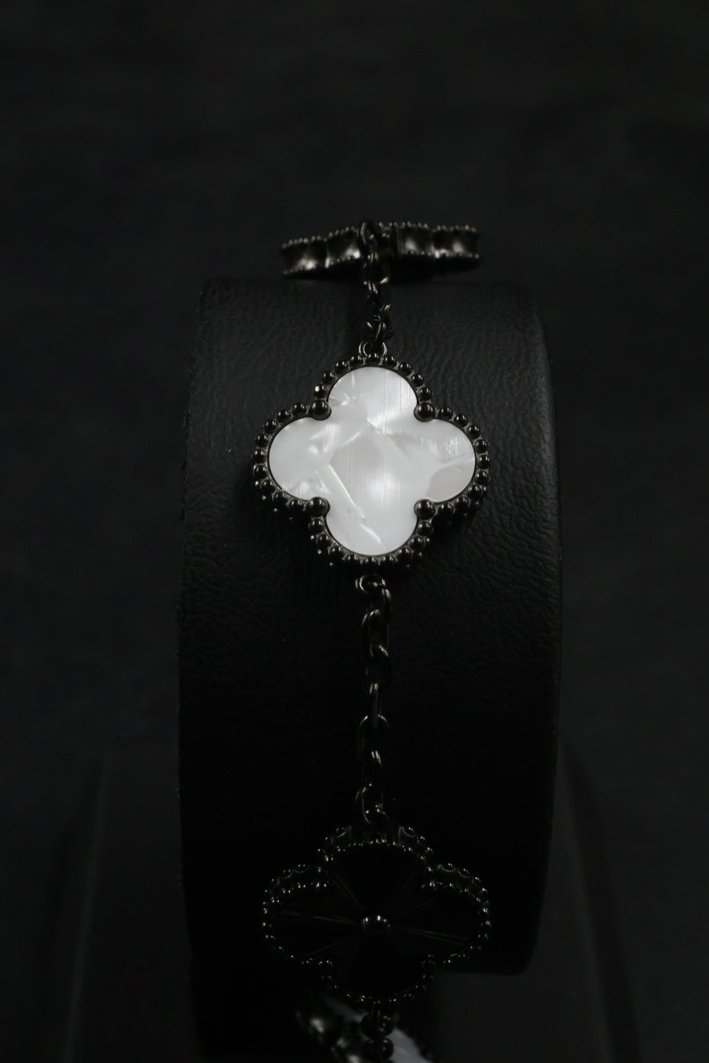 Pulsera Trébol Blanco Nácar - Láser Negro.