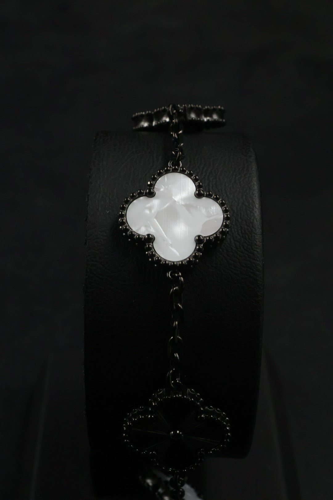 Pulsera Trébol Blanco Nácar - Láser Negro.