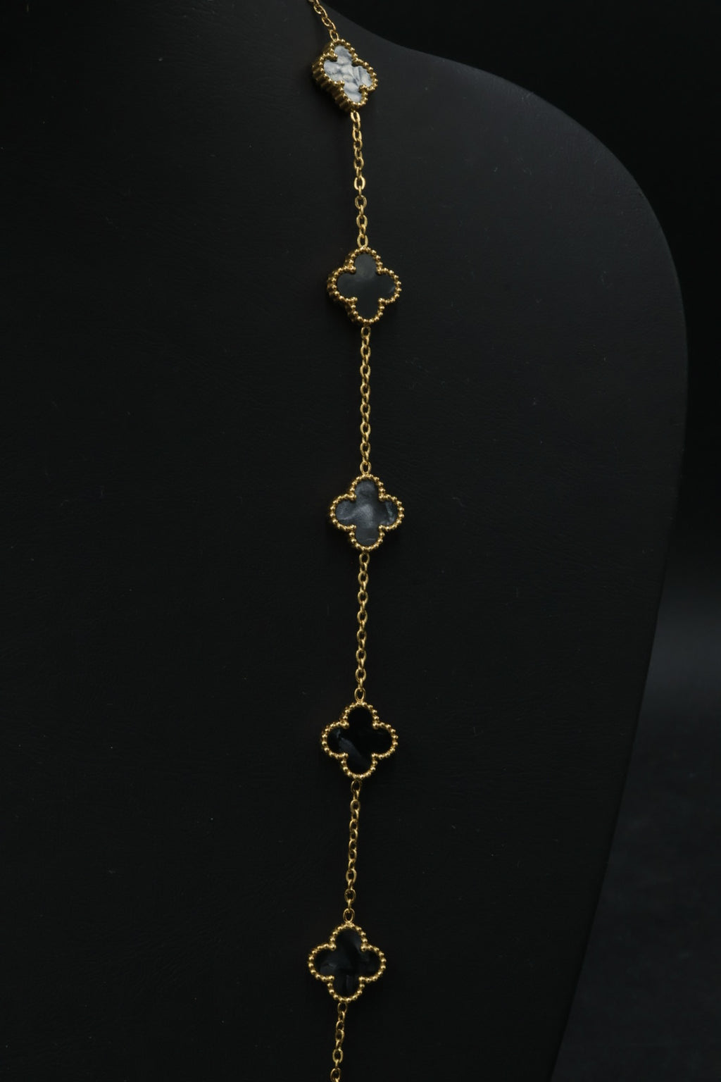 Collar Largo Trébol 13 mm Negro Marmolado. - Dorado.