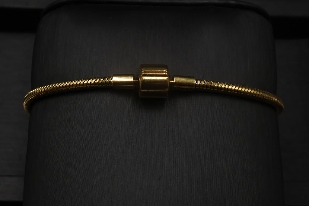 Pulsera dorada tipo Pandora 2.