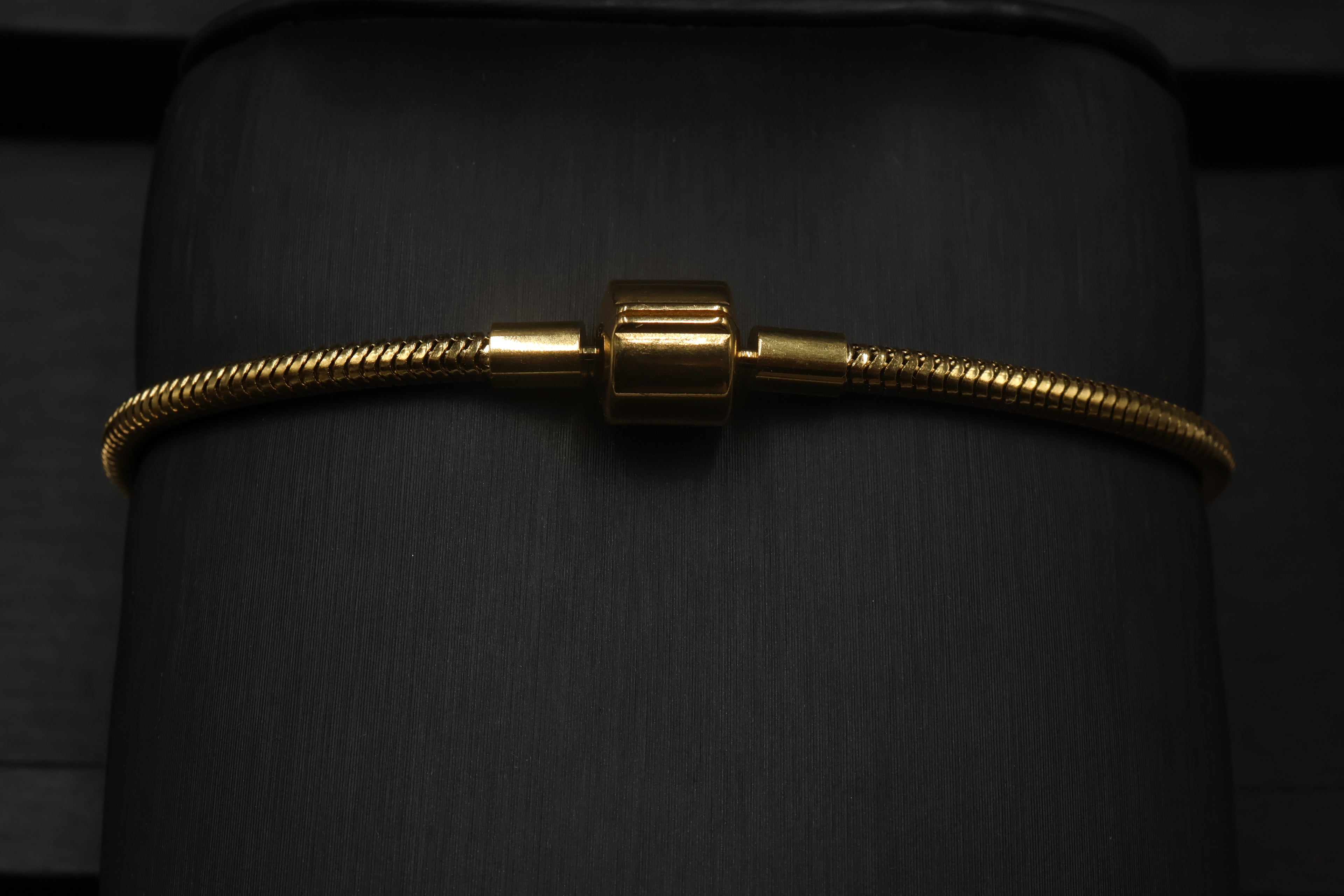 Pulsera dorada tipo Pandora 2.