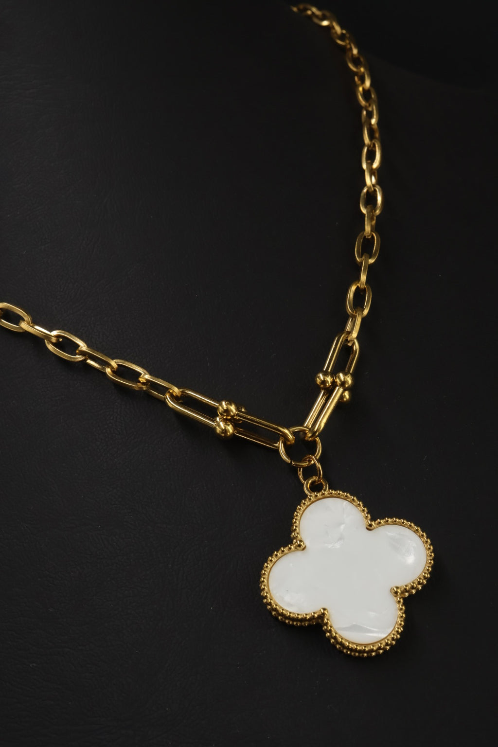 Collar Grande 1 trébol - Dorado / Blanco.