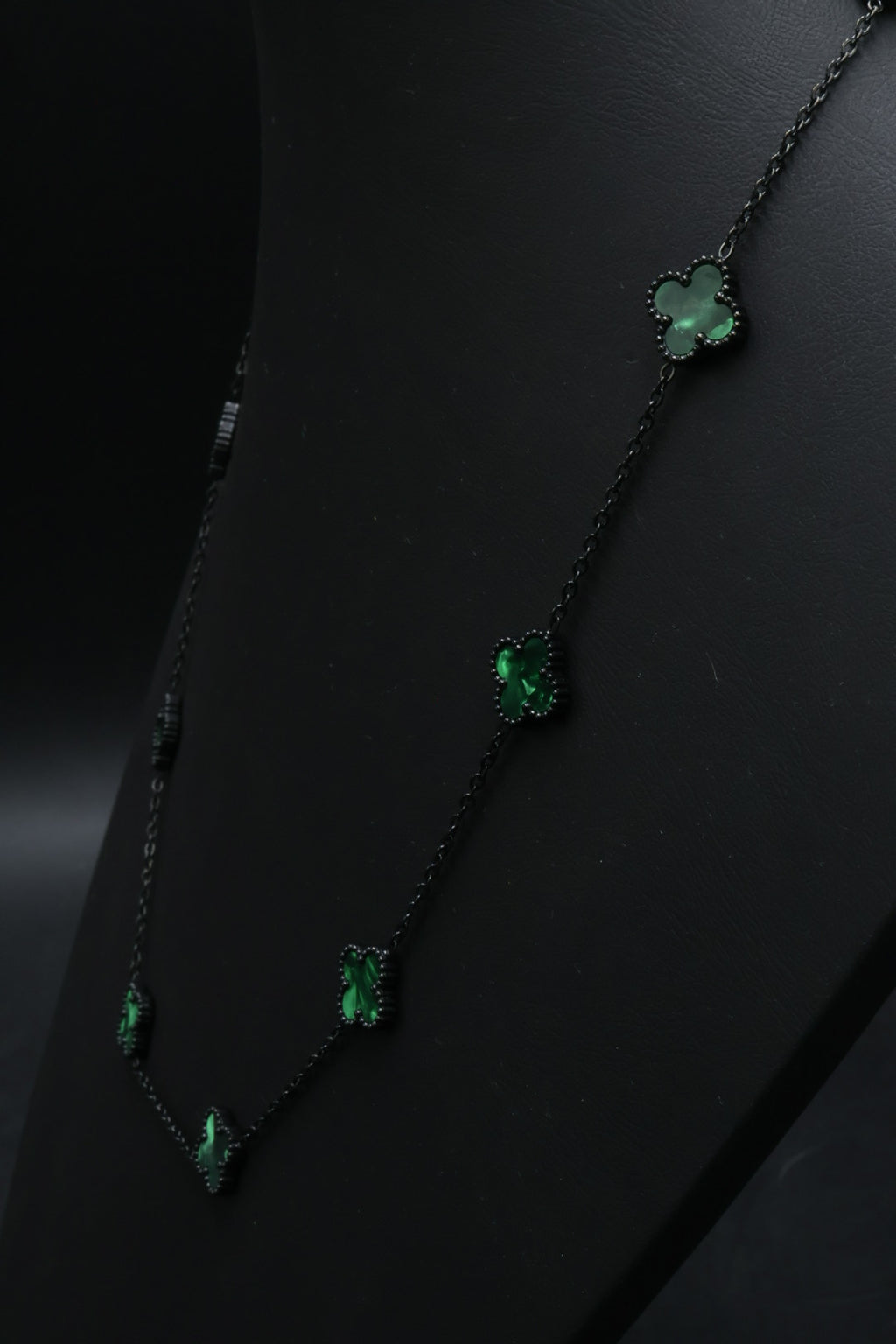 Collar Trébol 13 mm Verde Marmolado. - Negro.