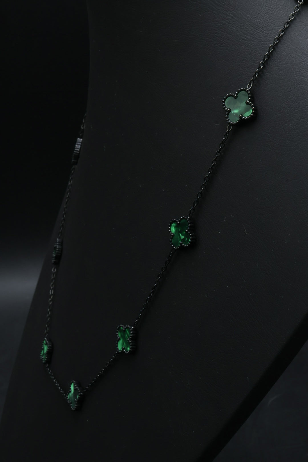 Collar Trébol 13 mm Verde Marmolado. - Negro.