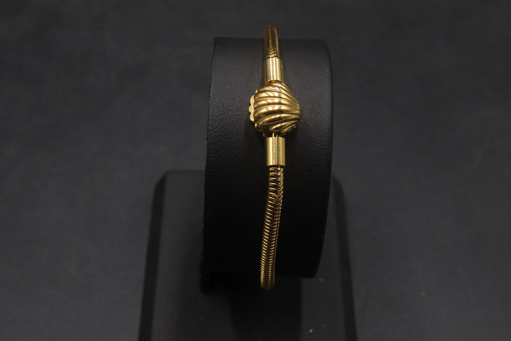 Pulsera dorada tipo Pandora 3.