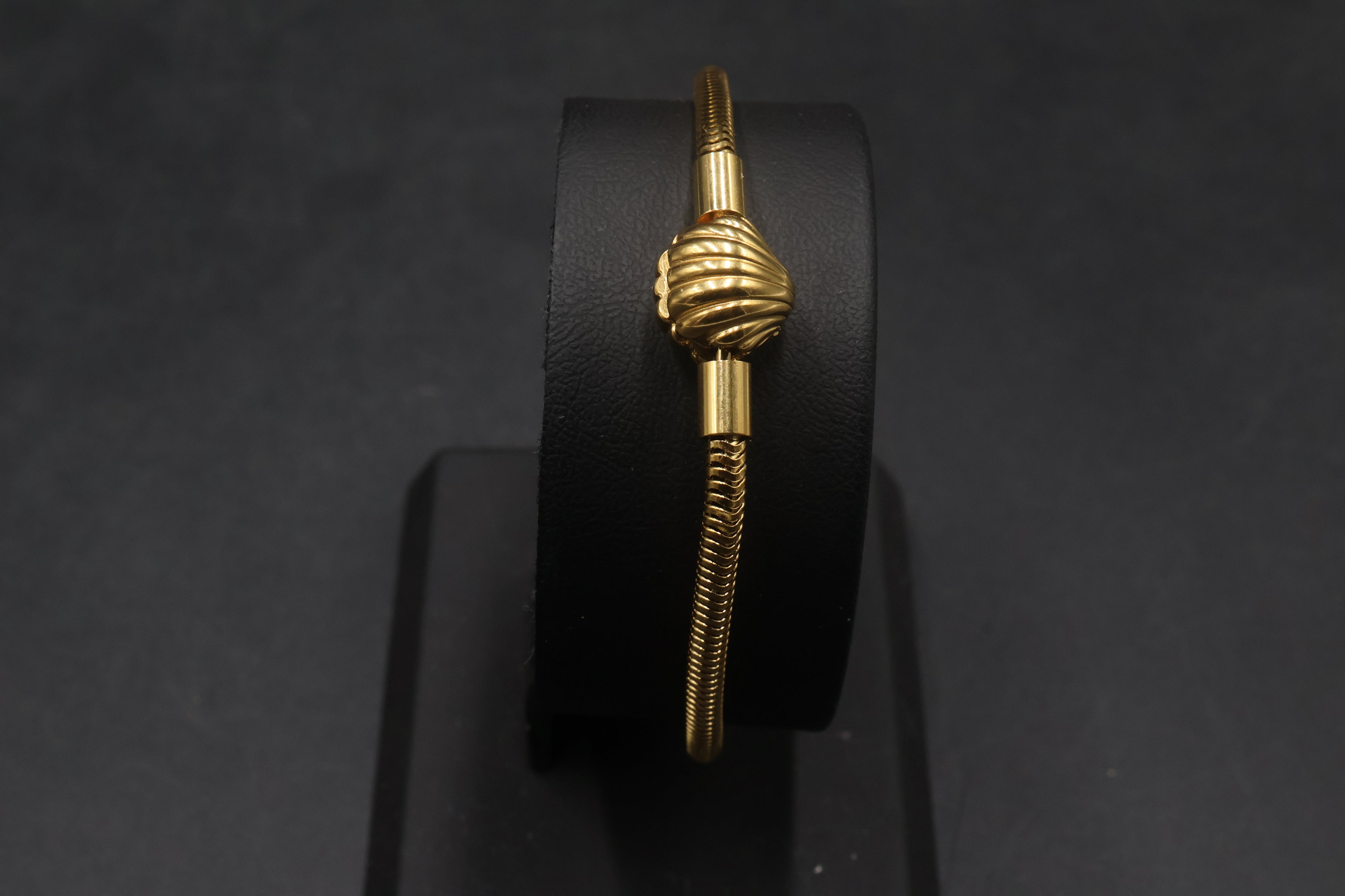 Pulsera dorada tipo Pandora 3.