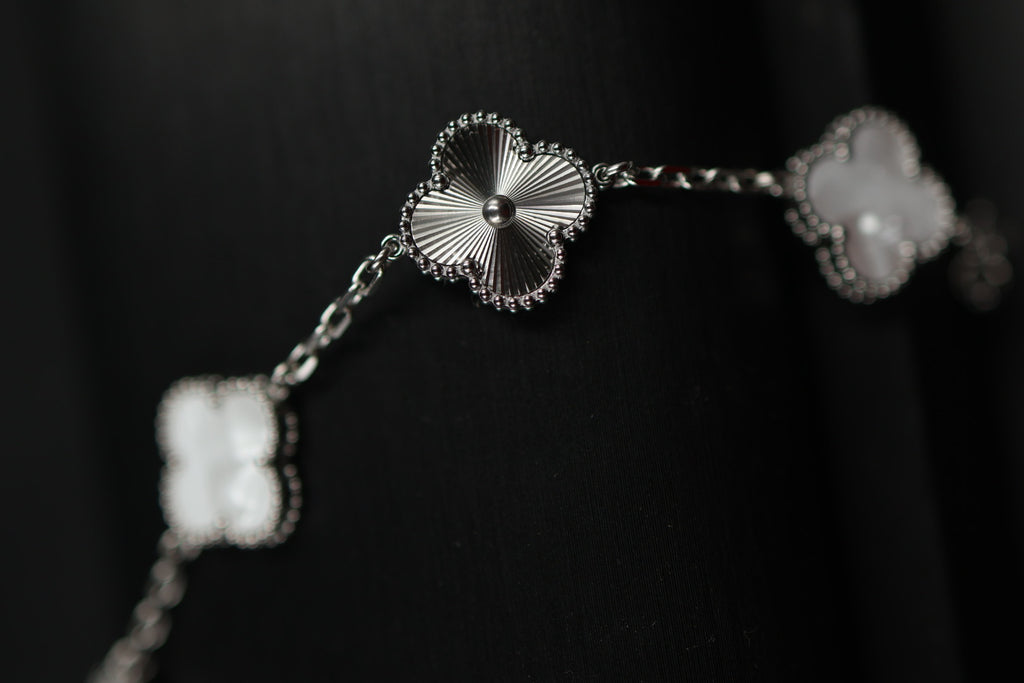 Pulsera Trébol Blanco Nácar - Láser Plateado.