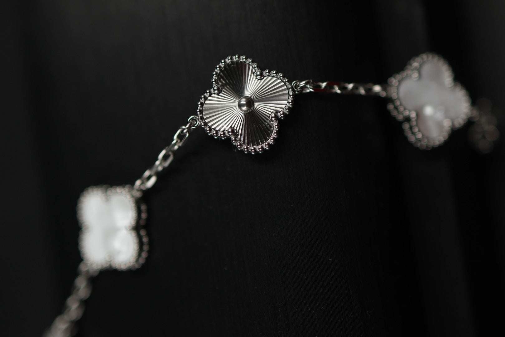 Pulsera Trébol Blanco Nácar - Láser Plateado.