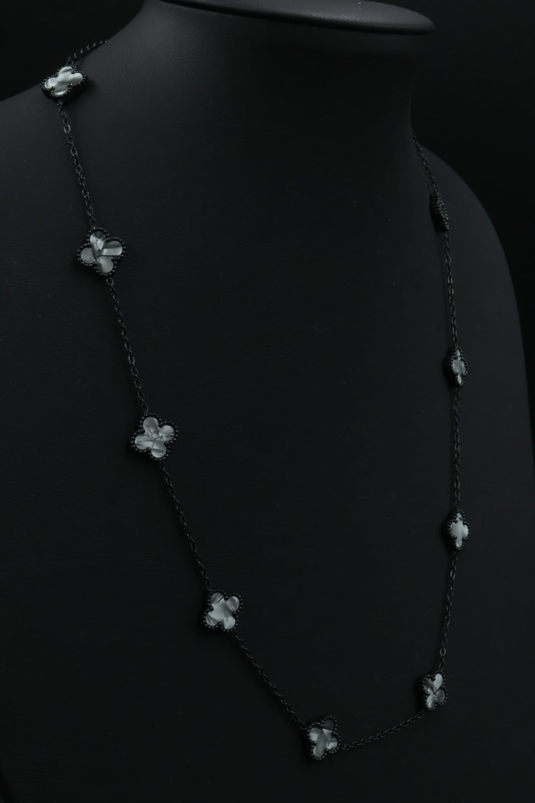 Collar Trébol 13 mm Gris Marmolado. - Negro.