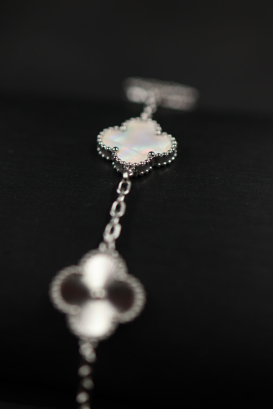 Pulsera Trébol Blanco Tornasol - Láser Plateado.