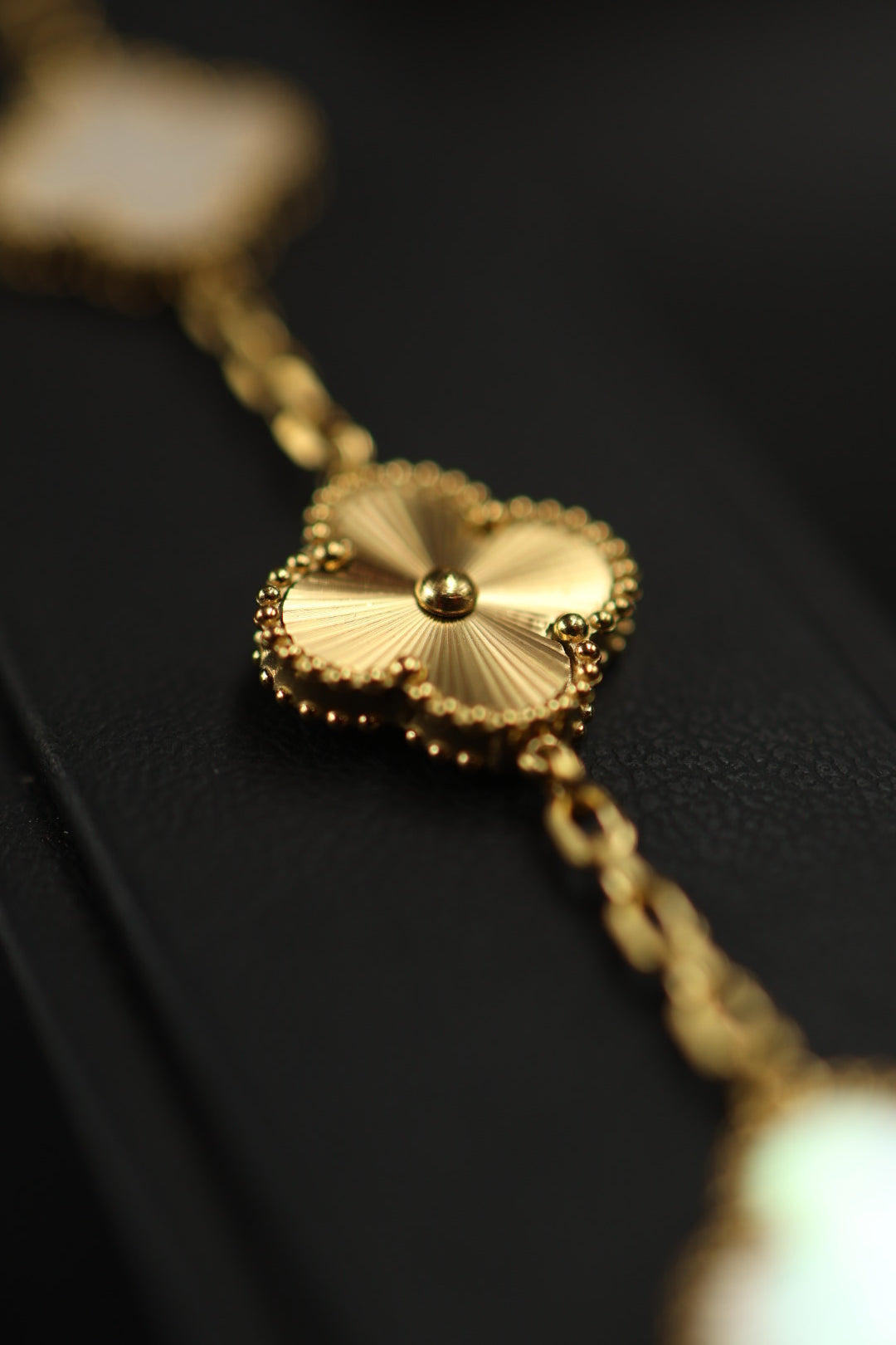 Pulsera Trébol Blanco Tornasol - Láser Dorado.