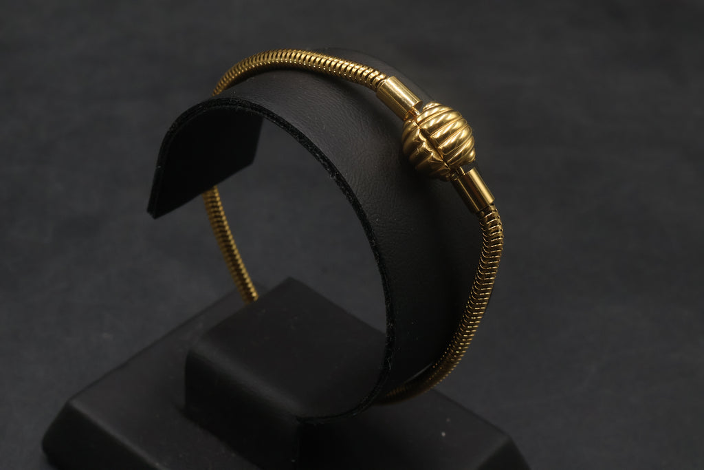 Pulsera dorada tipo Pandora 3.