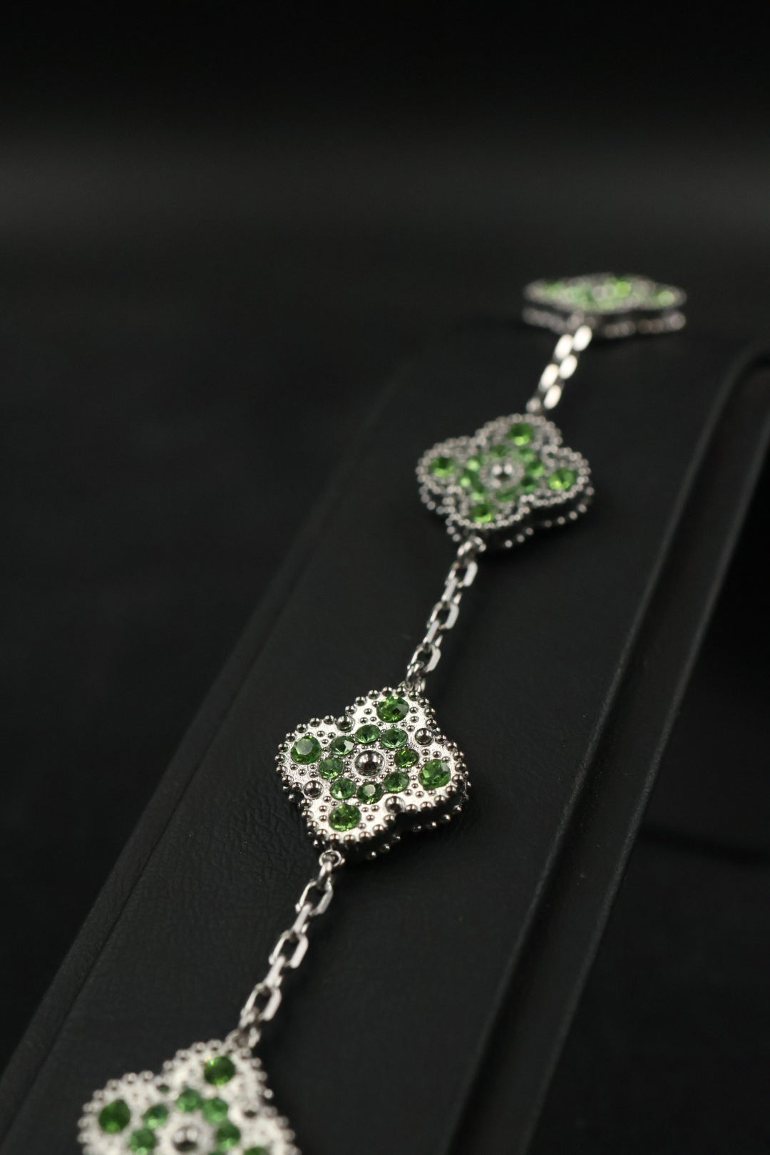 Pulsera Trébol Plateado - Zirconias Verdes.