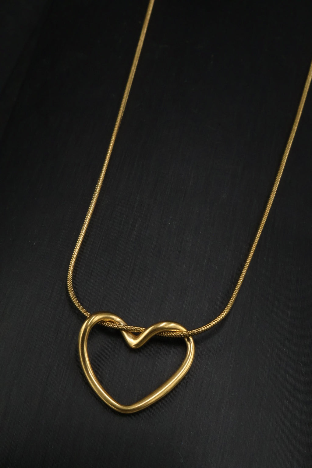 Collar con dije de Corazón Dorado.