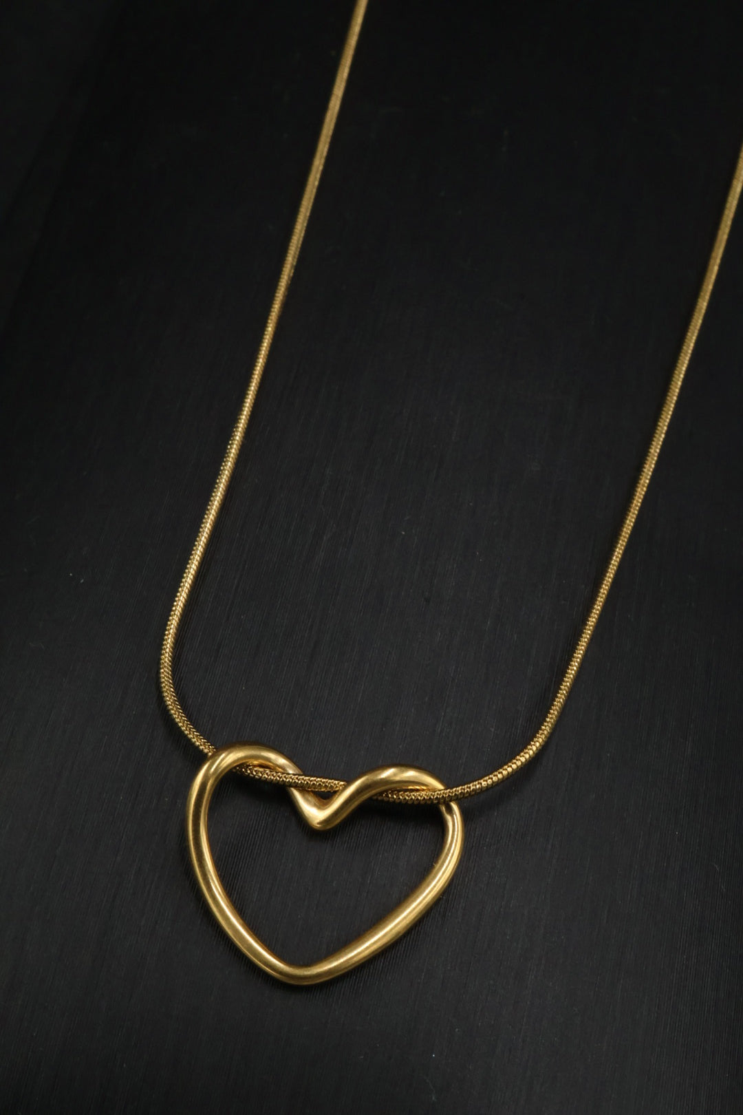 Collar con dije de Corazón Dorado.